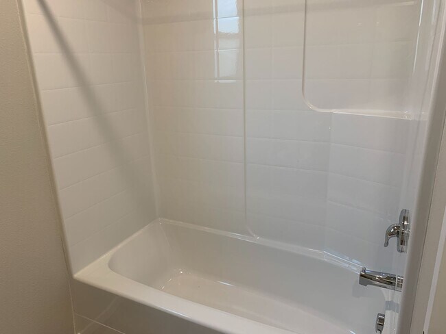 Building Photo - Gorgeous  4 Bed 2.5 Bath Home in Camas! Union School District! Laminate Floors Throughout Main! S...