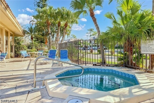 Building Photo - 221 Fox Glen Dr