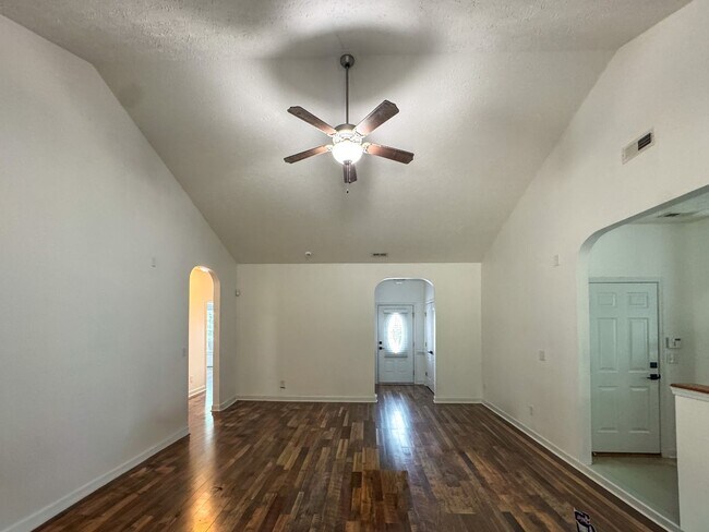 Building Photo - Lovely 4 Bed 2 Bath Home in Westgate