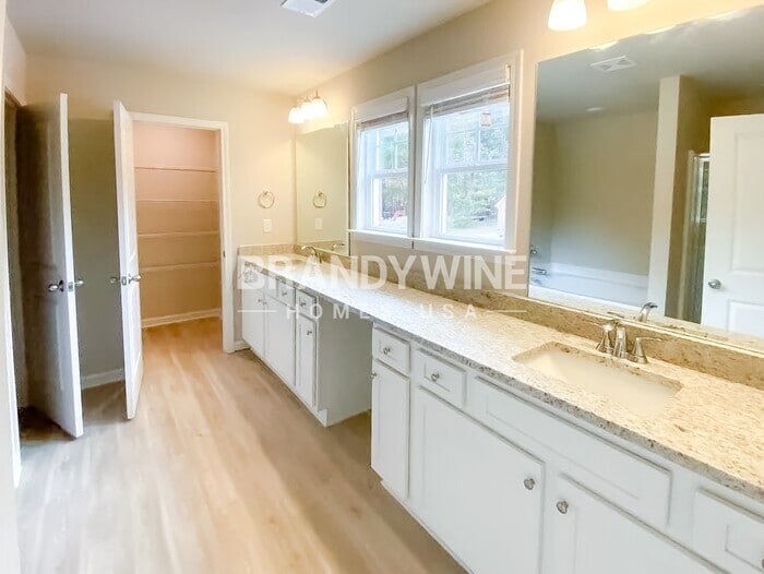 Building Photo - 1116 E Shoreview Rd