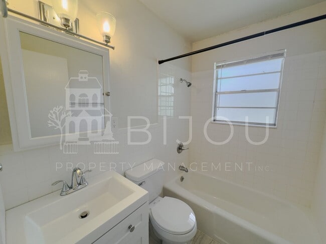 Building Photo - Westside Duplex