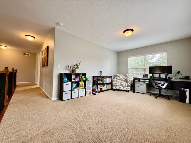 Building Photo - Stunning 4-Bedroom Home with Loft and Fini...