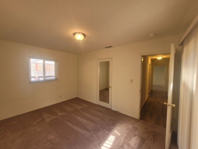 Building Photo - Three bedroom 1 bath with central heat and air