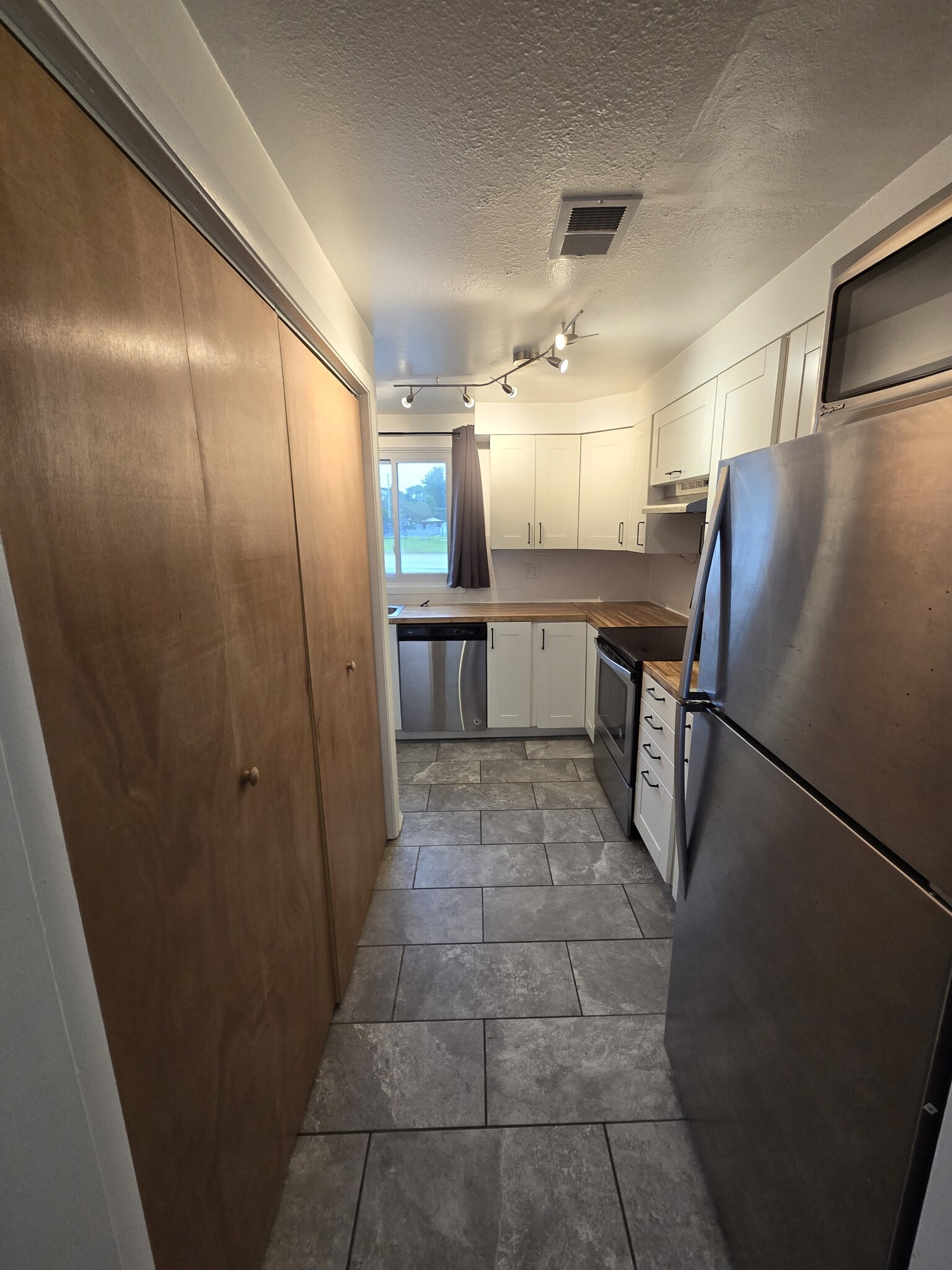 Building Photo - 2370 Manitowoc Rd