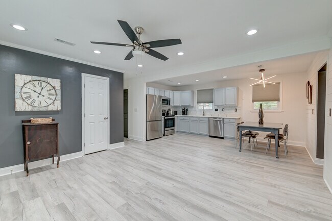 Building Photo - 746 Cartwright Dr