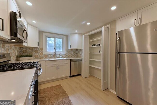 Building Photo - 2179 Surrey Ct