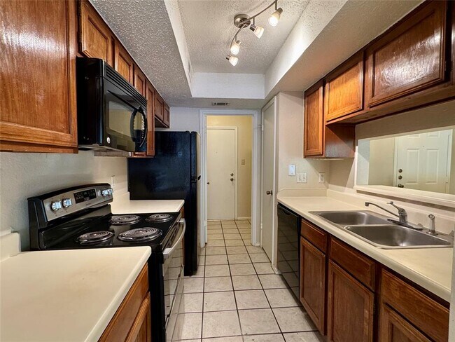 Building Photo - 512 Eberhart Ln