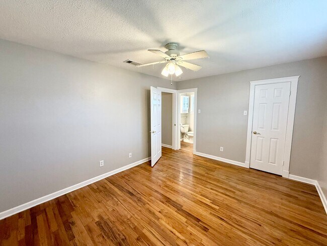 Building Photo - 207 Estates Dr