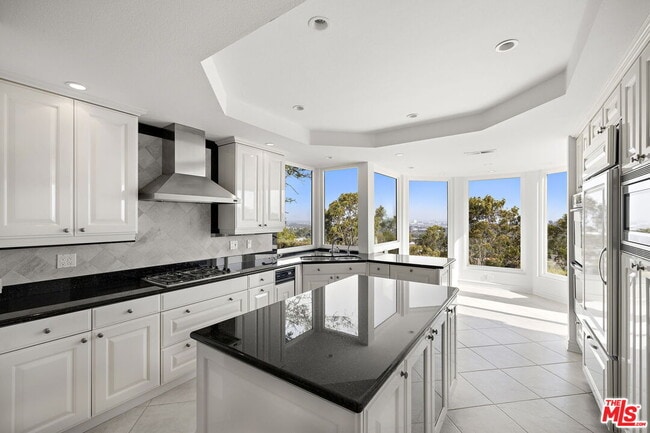 Building Photo - 31 St Tropez