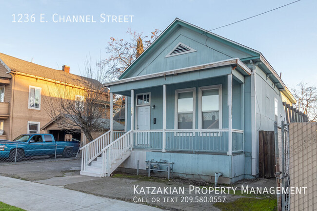 Building Photo - Renovated 2-Bedroom 2-Bath Home