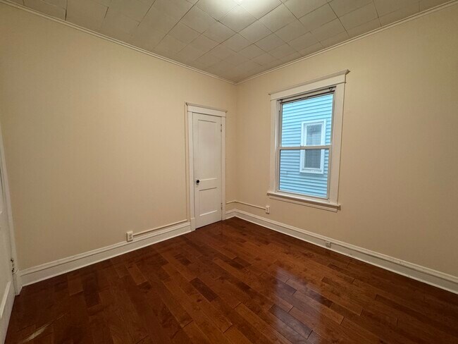 Building Photo - 1822 W Greenleaf Ave