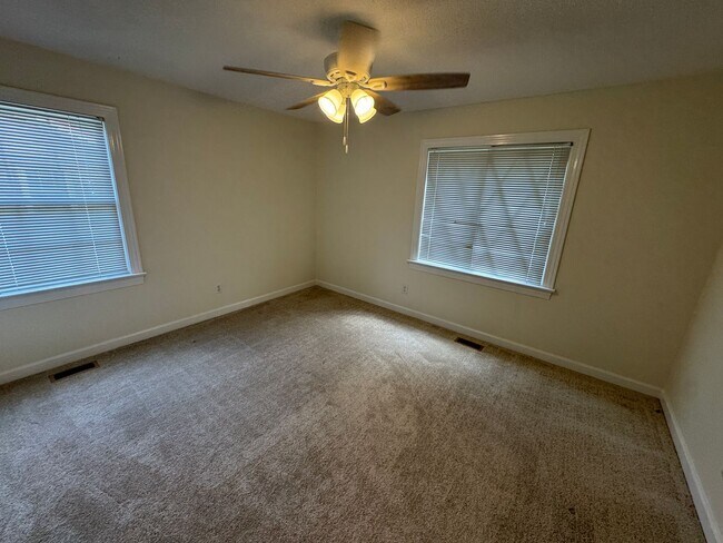 Building Photo - Spacious Rooms, Deck and Detached Garage /...
