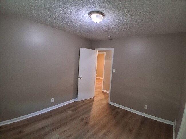 Building Photo - Large Home For Rent!