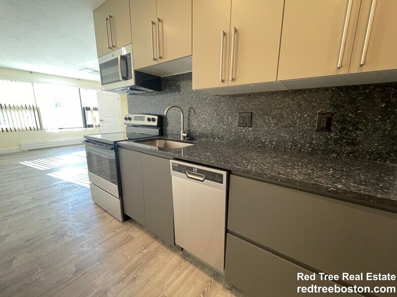 Building Photo - 1028a Commonwealth Ave