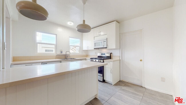 Building Photo - 1436 S Norton Ave