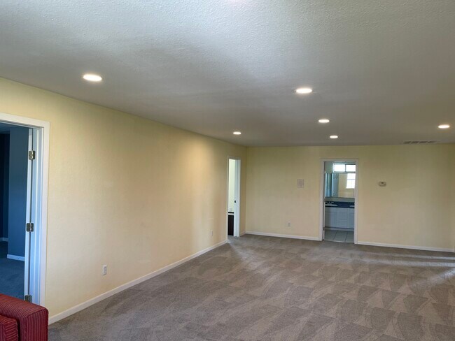 Building Photo - 15500 University Dr