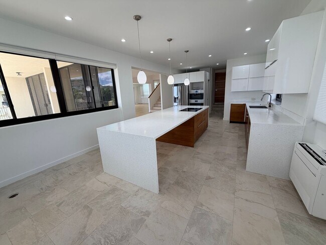 Building Photo - Waialae Iki | Nearly 5,000 Sq. Ft. with Breathtaking Ocean Views
