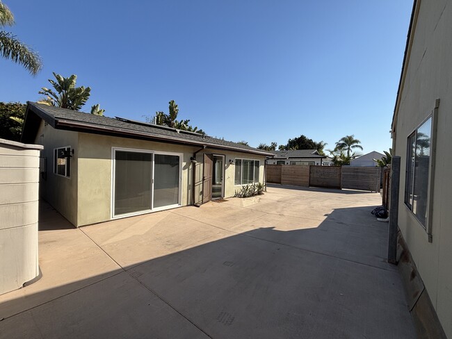 Building Photo - 851 N Vulcan Ave