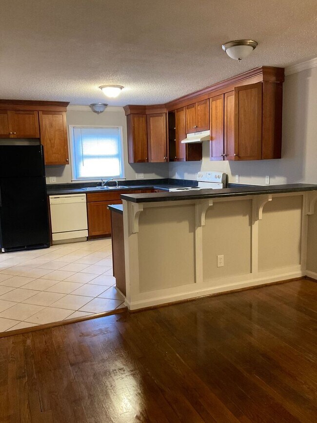 Building Photo - 4 Bedroom Brick Home in Gastonia - Hardwood Floors, Spacious Rooms!!!