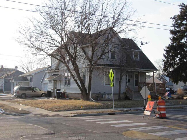 Building Photo - 702 S Commercial St