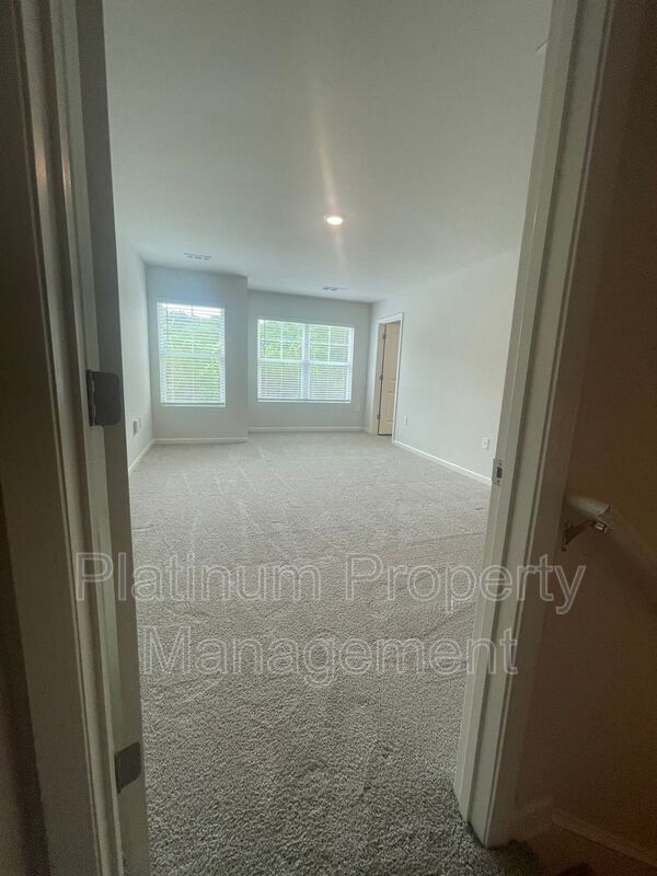 Building Photo - 551 Stoneybrook Dr