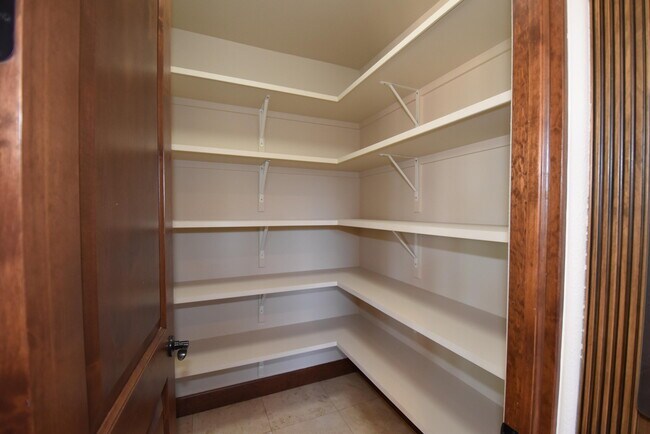Building Photo - 6264 Wildwood Ct