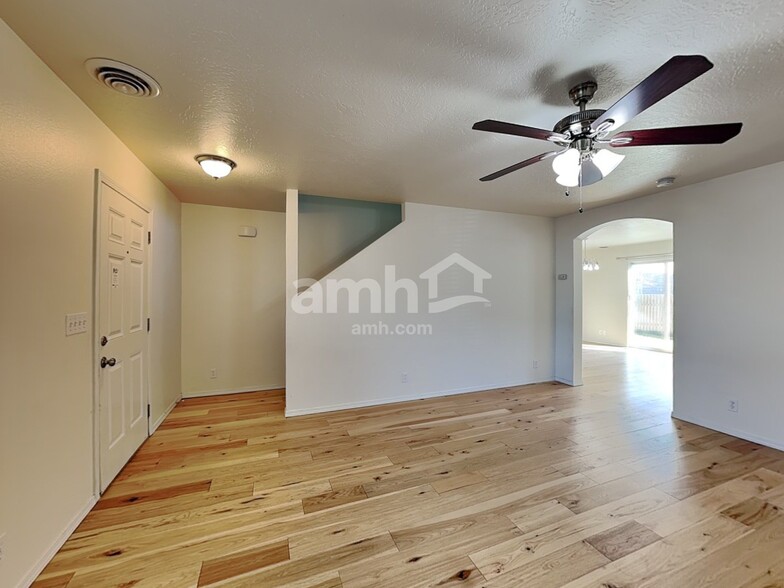 Building Photo - 895 E Folgado Ct