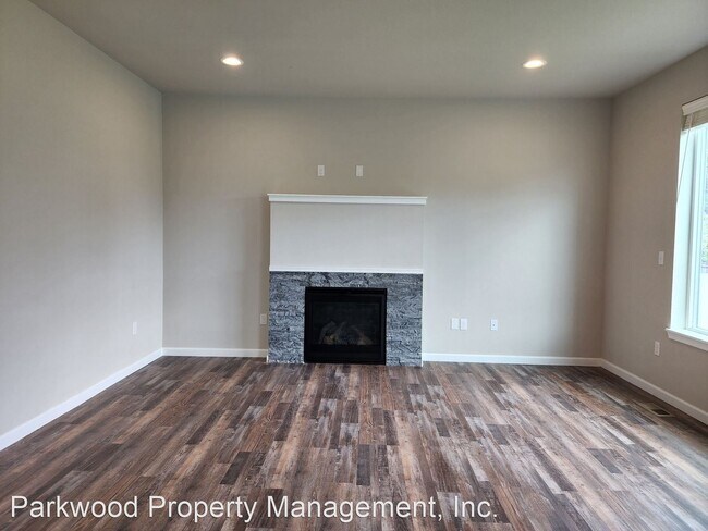 Building Photo - 4 br, 2.5 bath House - 15650 View Dr SE