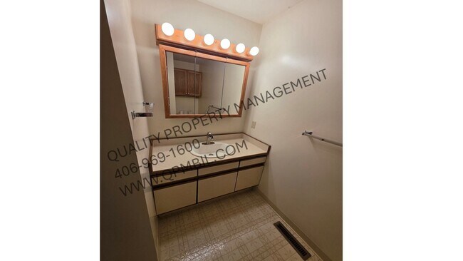 Building Photo - Spacious 4-bedroom, 3-bath home on West end Billings