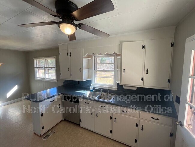 Building Photo - 678 Hillsborough Rd