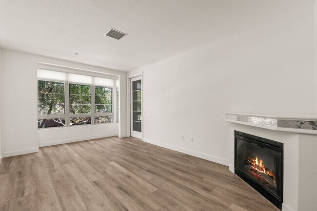 Building Photo - "Spacious, Sophisticated, Modern 3BR, 2BA Condo in the heart of downtown