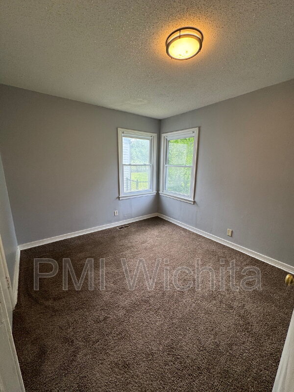 Building Photo - 707 N Spruce St