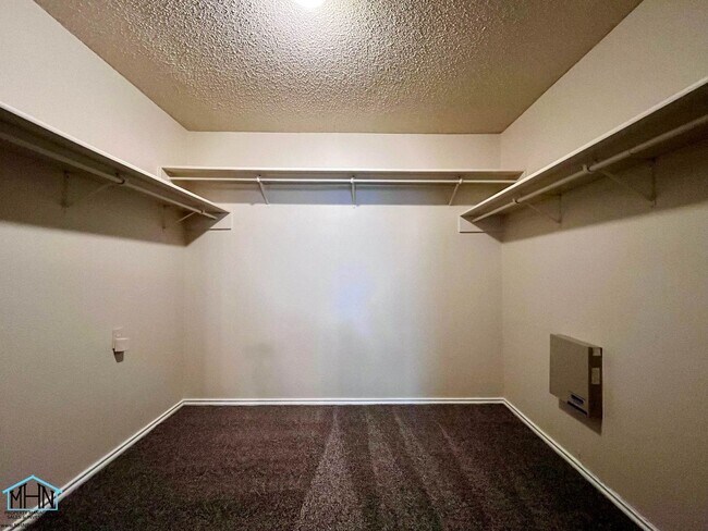 Building Photo - 8143 Chestnut Manor Dr