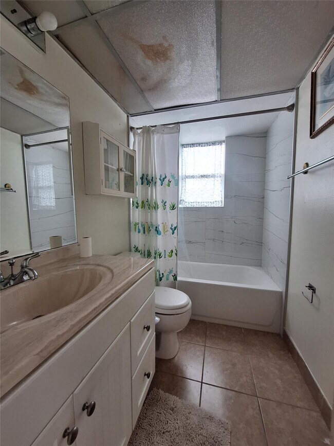 Building Photo - 2821 Somerset Dr