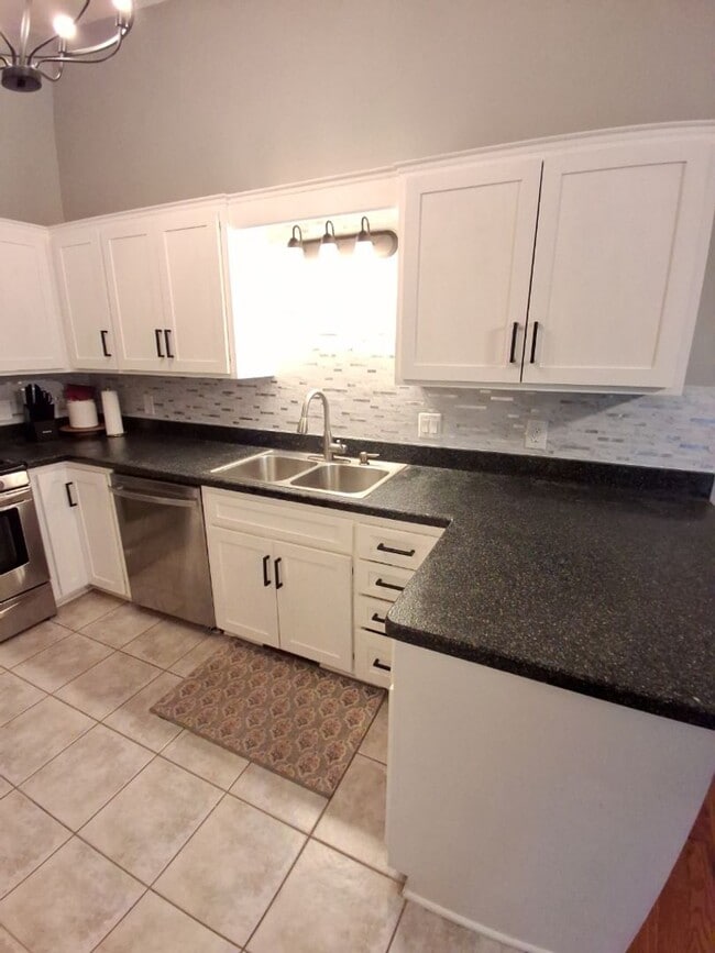 Building Photo - Dont Miss Out!  3 Bedroom Apple Valley Tow...