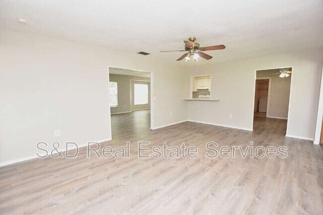 Building Photo - 561 Lake Bonny Dr E