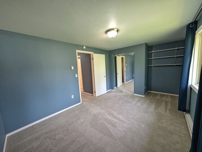 Building Photo - Valley Townhome, 3BD/1.5BA, Fully Fenced Y...