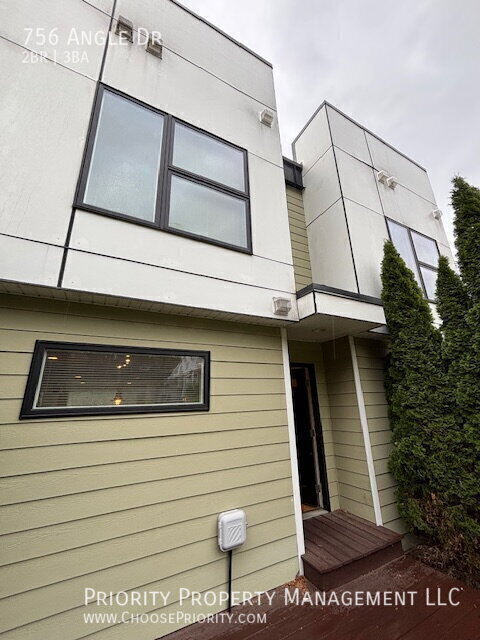 Building Photo - 756 Angle Dr