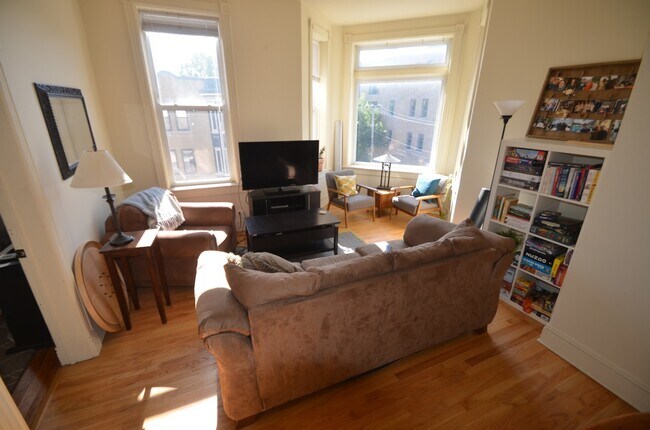 Building Photo - 1155 W Dickens Ave