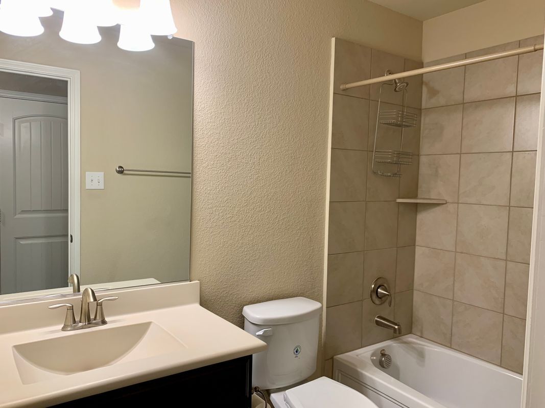 Building Photo - 1300 Foxglove Ln