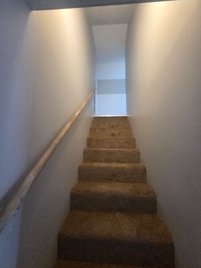 Building Photo - 4 Bed 1 Bath - NEW TO MARKET