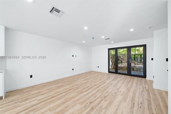 Building Photo - 11 NE 51st St