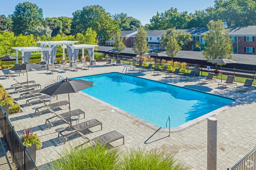 Pool - Great Oaks Apartments