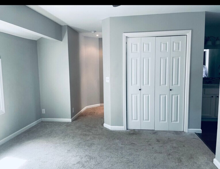 Building Photo - 327 Yorkshire Cir