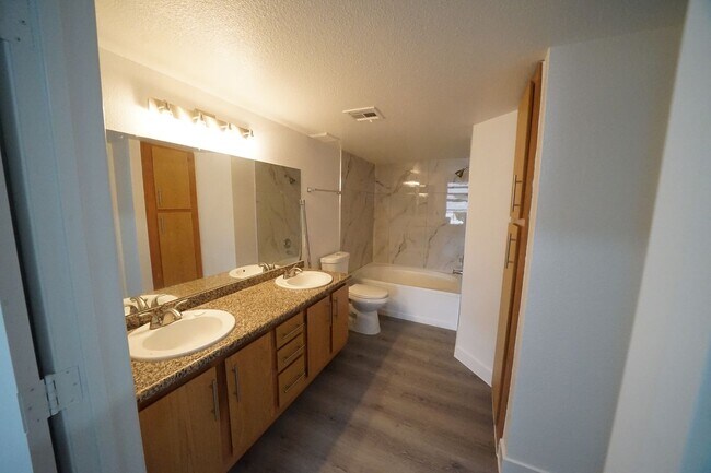 Building Photo - SHOWINGS AVAILABLE NOW