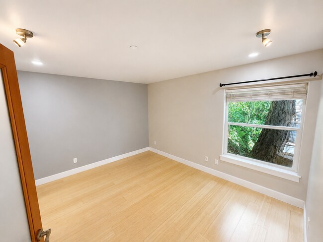 Building Photo - Elevated 2-Bedroom Home with Lake Sammamish Views