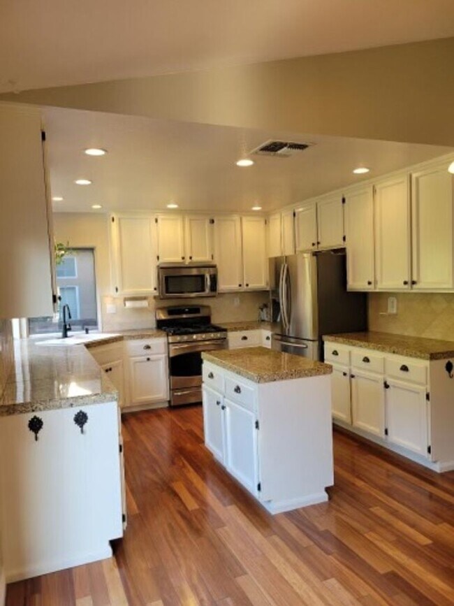 Building Photo - "Coveted Comfort: Spacious 4-Bed, 3-Bath H...