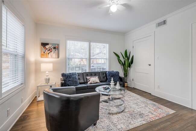 Building Photo - 605 Bomar St