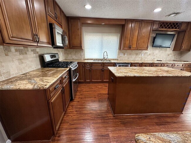 Building Photo - 9918 Cedaredge Dr