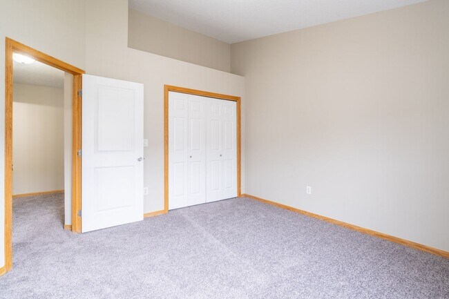 Building Photo - 2 Bedroom 2 Bathroom Town House - Interior Unit